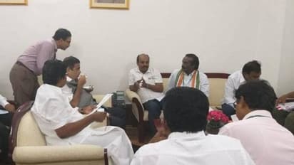 டோல்கேட் கட்டணங்கள் வசூலிப்பதை ரத்து செய்ய வேண்டும்….நிதின் கட்கரியை வறுத்தெடுத்த தமிழக எம்.பிக்கள் !