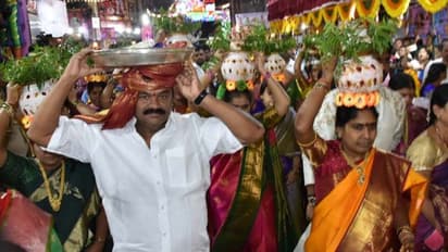 బల్కంపేట ఎల్లమ్మకు బంగారు చీర... కేసీఆర్ పుట్టినరోజున సమర్పణ