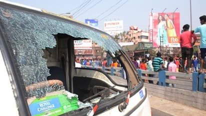তৃণমূলের বাসে ইঁট, ভাঙল কাচ! অভিযোগের আঙুল বিজেপির দিকে