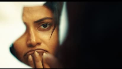 ’ஆடை’படத்தில் கவிப்பேரரசு வைரமுத்துவின் வேட்டியை உருவிய அமலாபால்...