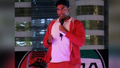 परफॉर्म करते स्टेज पर कॉमेडियन की मौत, लोग परफॉर्मेंस समझ बजाते रहे तालियां