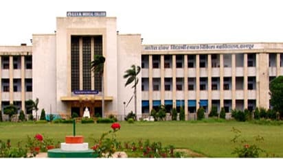 चॉकलेट चुराने के कारण दो सहेलियों में मारपीट, कॉलेज ने दोनों को दिखाया बाहर का रास्ता