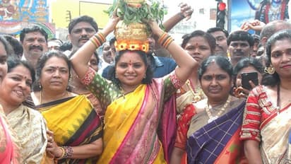 ఉజ్జయినీ మహాంకాళీని దర్శించుకున్న కవిత