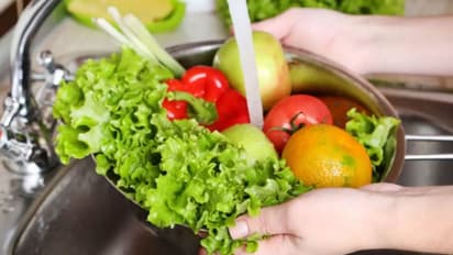 പച്ചക്കറികളിലെയും പഴങ്ങളിലെയും വിഷാംശം കളയാം; ചെയ്യേണ്ടത് ഇത്രമാത്രം...