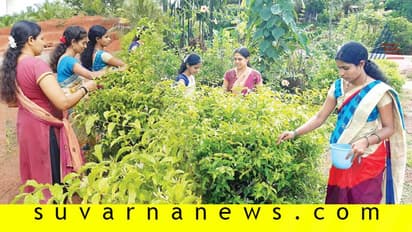 ಈ ಶಾಲೆಯ ಗೌರವ ಶಿಕ್ಷಕಿಯರ ಕೈ ಹಿಡಿದ ಮಲ್ಲಿಗೆ!