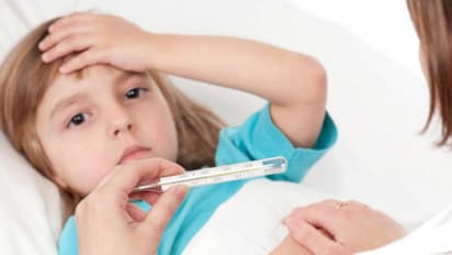 അമ്മമാർ അറിയാൻ; ഈ മഴക്കാലത്ത് കുട്ടികൾക്ക് പനി വന്നാൽ ചെയ്യേണ്ടത്