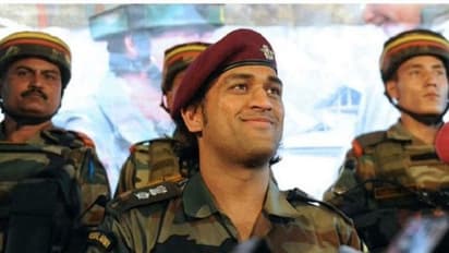 ಯೋಧರಿಗೆ ಹಾಡಿನ ಮೂಲಕ ಸ್ಫೂರ್ತಿ ತುಂಬಿದ ಸೈನಿಕ ಧೋನಿ!