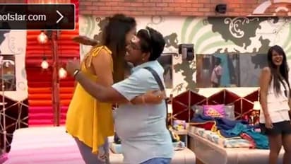 வெளியில போயும் மோகன் வைத்தியாவை வச்சி செய்யும் சாண்டி! இது கொஞ்சம் ஓவர் தான் பாஸ்!