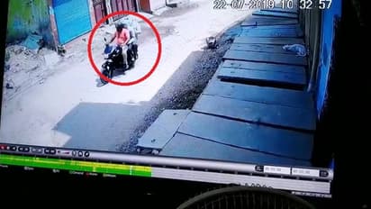 दिन दहाड़े गैस एजेंसी कर्मी से लूटे पौने छह लाख, सीसीटीवी में हुए कैद हुए लुटेरे