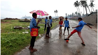 നാല് ജില്ലകളിൽ നാളെ അവധി, ഏഴ് ജില്ലകളിൽ റെഡ് അലർട്ട്, എറണാകുളം വഴി തീവണ്ടി ഗതാഗതം തുടങ്ങി