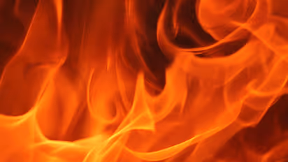 രണ്ട് മക്കളെ ചേര്‍ത്തുപിടിച്ച് അമ്മ തീ കൊളുത്തി; നാല് പേര്‍ക്ക് ദാരുണാന്ത്യം