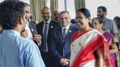 നിപയെ അതിജീവിച്ച എഞ്ചിനീയറിംഗ് വിദ്യാര്ത്ഥിയെ കാണാന് ആരോഗ്യ മന്ത്രിയെത്തി