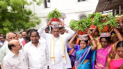 బోనమెత్తిన స్పీకర్ దంపతులు(ఫోటోలు)