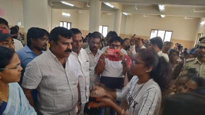 విద్యార్థుల జీవితాలతో ఆటలొద్దు: అధికారులపై ఎమ్మెల్యే ఆగ్రహం (ఫోటోలు)