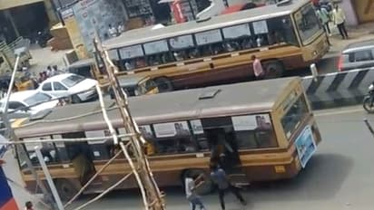 ஆடிய ஆட்டத்தை அடக்கிய போலீசார்..! ரூட் தல பசங்க "பேச்சு மூச்சு இல்லாம" பேருந்தில் பயணம்..!