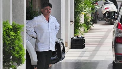 'രാജ്യത്തെ പൗരൻമാരോട് ഇങ്ങനെയാണോ പെരുമാറുന്നത്': ഡി കെ ശിവകുമാറിന്റെ ജാമ്യം റദ്ദാക്കണമെന്ന അപേക്ഷ സുപ്രീംകോടതി തള്ളി