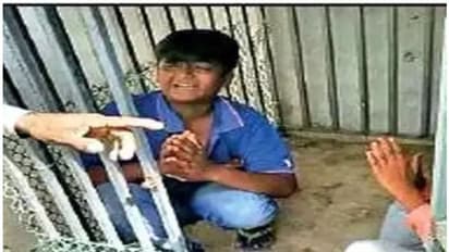 पहले बरसाई दे दनादन चाबुक, फिर जानवरों की तरह पिंजरे में किया बंद