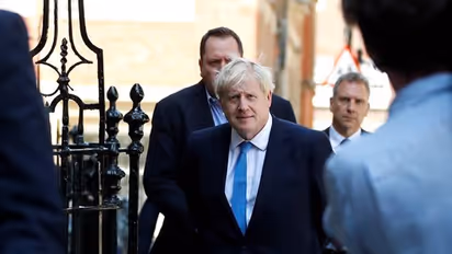 সাড়া দিচ্ছেন বরিস, আইসিইউ  থেকে বাইরে ব্রিটেনের প্রধানমন্ত্রী