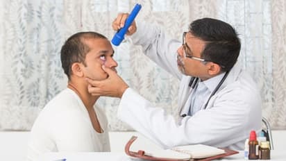 শুধু মোবাইল ল্যাপটপ নয়! বেশ কিছু বদঅভ্যাস দৃষ্টিশক্তি দুর্বল করছে