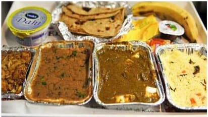ఈ ట్రైన్ లో ప్రయాణిస్తే మీకు ఫుడ్ ఫ్రీ.. ఇది ఏ రూట్ లో ప్రయాణిస్తుందో తెలుసా?