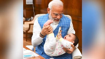 মোদীর কোলে এই একরত্তি আসলে কে! মুহূর্তে ইন্টারনেটে ভাইরাল ছবি