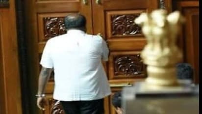 బలపరీక్షలో ఓడిన కుమారస్వామి: కర్ణాటక సంకీర్ణం పతనం