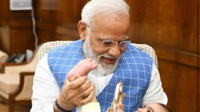 बच्चे के साथ पीएम की तस्वीरों पर 'मीमस्तान' ने की मजाक की बौछार(फोटो गैलरी)