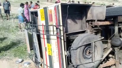 பள்ளி வேன் தலைப்புற கவிழ்ந்து விபத்து... 20 குழந்தைகள் படுகாயம்..!