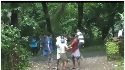 റിട്ടയേര്ഡ് അധ്യാപകന്റെ കൈ നാട്ടുകാര് തല്ലിയൊടിച്ച സംഭവം; പൊലീസ് കേസെടുത്തു