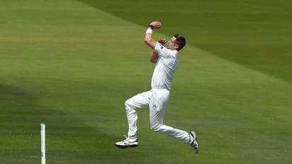 അരങ്ങേറ്റ ടെസ്റ്റില് ഇംഗ്ലണ്ടിനായി പന്തെറിഞ്ഞു, ഇന്ന് ഇംഗ്ലണ്ടിനെ എറിഞ്ഞിട്ടു; ചരിത്രനേട്ടവുമായി അയര്ലന്ഡ് താരം