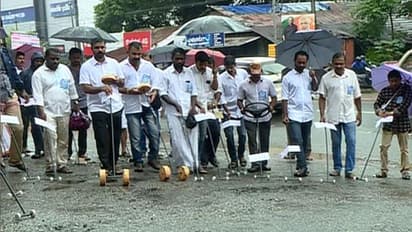 പിഎസ്‍സി നിയമനം വൈകുന്നു; കളിവണ്ടി ഉരുട്ടി പ്രതിഷേധിച്ച് ഉദ്യോഗാർത്ഥികൾ