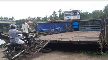 അപകട സാധ്യത നിലനില്‍ക്കെ ജങ്കാർ സർവീസ് പുനരാരംഭിച്ചു; പുതിയ പാലം തുറക്കണമെന്ന് നാട്ടുകാര്‍