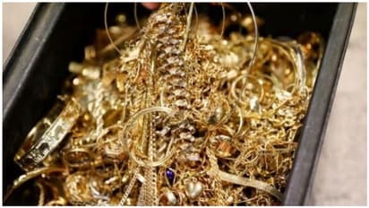 ಮಹಿಳೆ ಹೊಟ್ಟೆಯಿಂದ 1.5 ಕೆಜಿ ಚಿನ್ನ ಹೊರತೆಗೆದ ವೈದ್ಯರು!