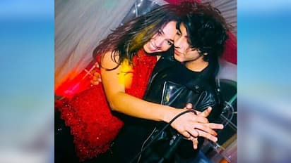 শাহরুখ-পুত্রের সঙ্গে নাচে মগ্ন এই সুন্দরী কে! আরিয়ানকে ঘিরে বি-টাউনে জোর জল্পনা