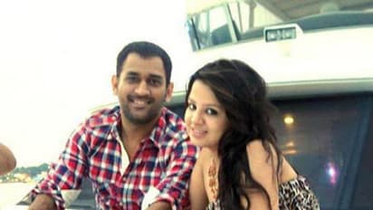 ధోనీ రిటైర్మమెంట్ పుకార్లు: భార్య సాక్షి రియాక్షన్ ఇదీ...