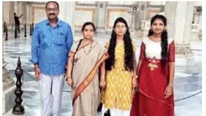 പത്താം ക്ലാസില്‍ ഉന്നത വിജയം നേടിയ വിദ്യാര്‍ത്ഥിനികള്‍ക്ക് സമ്മാനമായി വിമാനയാത്ര ഒരുക്കി അധ്യാപകന്‍