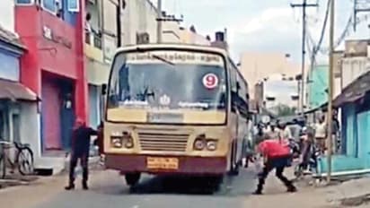 பிரேக் இல்லாமல் ஓடும் அரசு பேருந்து... டயரின் அடியில் கல்லைப்போட்டு நிறுத்தும் புது டெக்னிக் வீடியோ..!