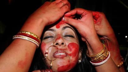 জানেন কী কেন বিবাহিত মহিলারা শাঁখা-সিঁদুর ব্যবহার করেন