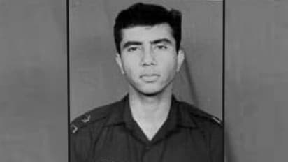 ঘটনার ২০ বছর পরে শুধু এটাই মনে রাখতে চাই যে আমার সন্তান নিজের ডিউটি পালন করতে গিয়ে প্রাণ দিয়েছেঃ শহীদের মা হেমা আজিজ