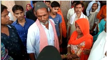 सांप के काटने पर अस्पताल पहुंची महिला, मौलवी साहब परिसर में करने लगे झांड़फूंक