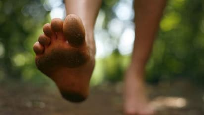 இதய ஆரோக்கியம் மட்டுமல்ல; வெறுங்காலில் நடப்பதால் இவ்வளவு நன்மைகள் கிடைக்குமா?