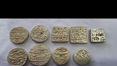 हाथ लगा अकबर का खजाना, आपसी झगड़े में पहुंच गई पुलिस