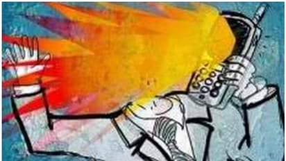 सावधान: चार्जिंग में लगा मोबाइल फटा, महिला समेत दो बच्चों की मौत