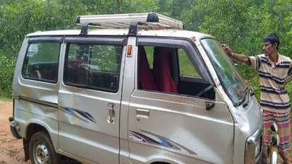 সামনে দাঁতাল, ফেঁসে গেল গাড়ির চাকা, চালকের বুদ্ধিতে রক্ষা পরিবারের