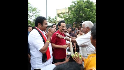 அதிகாலையிலேயே வேலூரை கலக்கிய திமுக தலைவர் !! நடந்து சென்று வணிகர்களிடம் ஓட்டு வேட்டை !!