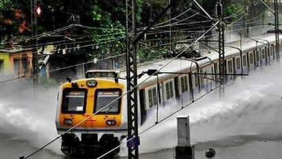 मुंबई में आसमान से बरस रही है आफत, ट्रेन में फंसे 2000 यात्री तो दर्जनों प्लेन हैं रद्द