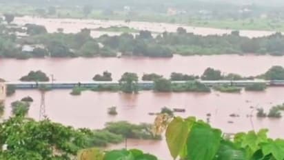 প্রবল বৃষ্টিতে মুম্বইয়ে আটকে ট্রেন, নাকাল  প্রায় ৭০০ যাত্রী, চলছে উদ্ধারকাজ