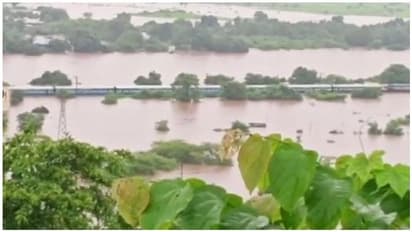 மகாலட்சுமி எக்ஸ்பிரஸ் நடு வெள்ளத்தில் சிக்கிய 700 பேர்...நடுங்கவைக்கும் பகீர் வீடியோ...