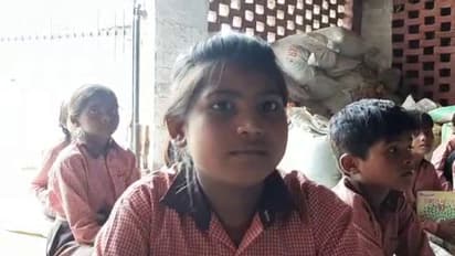 सरकारी स्कूल हुआ जर्जर, घर में पढ़ने के लिए मजबूर हैं बच्चे