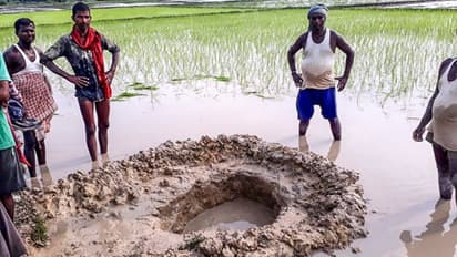 ধানক্ষেতে সন্দেহজনক বস্তু ঘিরে উত্তেজনা, আশঙ্কা করা হচ্ছে উল্কাপিণ্ড